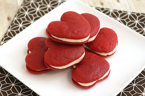 smilingfork:  Red Velvet Whoopie Pies (recipe)  SFJSDALFJSLFJDLFJDFLJ