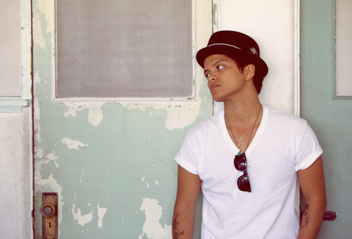  Diga ao diabo que mandei lembranças, quando você voltar pro lugar de onde veio.  Grenade - Bruno Mars 
