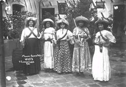 arlansae:  Mujeres patriotas ca. 1910, P. Flores Pérez. A mí me sorprende cómo podían moverse con esas enaguas.  