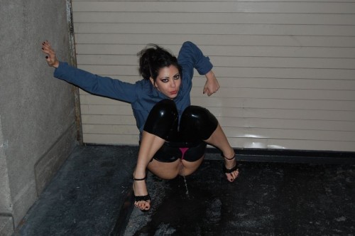 dddecember:  kimkingston:donebutwitherrorsonpage:This photo is missing omething… It real