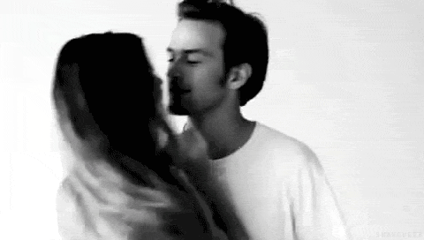  Ela: Se tivesse 3 pedidos, o que pediria?Ele: Ter você pra sempre. Ela: E os outros