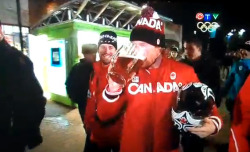 alesiaaa:  iknownothingabouthockey:  classy canadians we are  THE BEST 