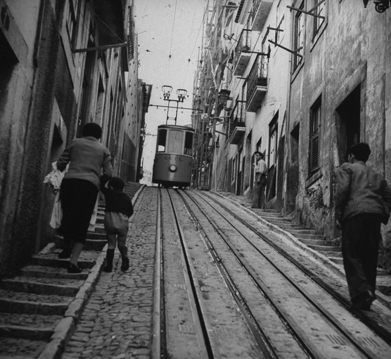 Bernard Hoffman
O Elevador da Bica, 1940, Lisboa, Portugal
From LIFE