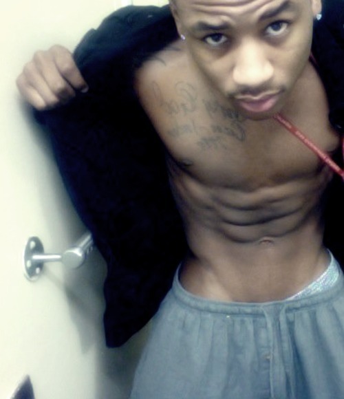 slimma:  ibuymagnums:  wassup ? lol ask meh something in my ask box or twitter @iamdwaynemckell