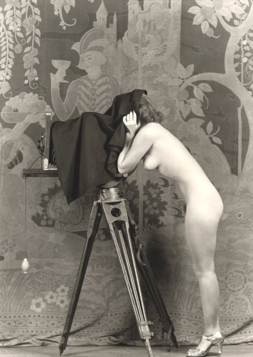 zouloup: firsttimeuser: Woman with camera. Photo by Alfred Cheney Johnston, 1920 L'arroseur arros&ea