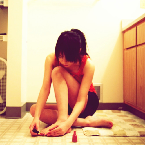 Porn photo aosakana:  painting toenails (via Vivie Hsu)