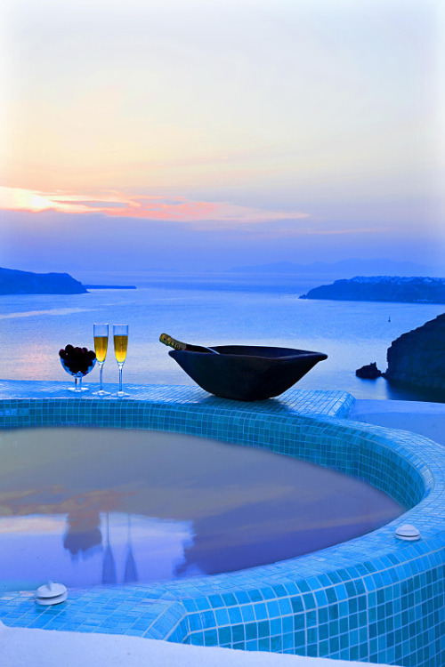 sunsurfer:  Blue Dusk Spa, Santorini, Greece   photo from travelline