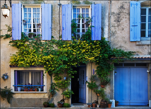 lavendersummers:love the blue color!sometimesg:old houses with blue shutters, Gruissan, France