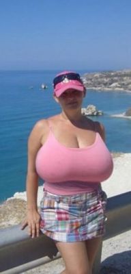 luvdemwhopperscrewcap:  nice view from here anywho.  tight top with bigger tits underneath lush huge tits,mmmmmmmmmm,xxxxxx.