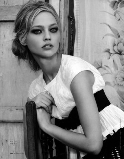 every-single-moment:  Sasha Pivovarova 