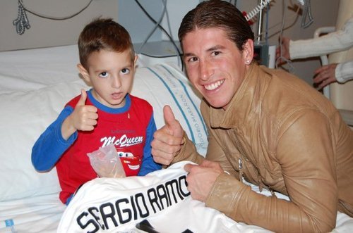 princessofpipitascastle:  pitchwhore:  I want you and your beautiful soul.  Aw, would you LOOK at that little soul with his Jersey!? Gosh… <3 Love that the kid is doing the same sign as Sergio’s always doing…! thumbs up! 
