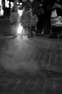 Joelzimmer:  Play Three Kids Play Around A Traffic Gate On Wall St. 