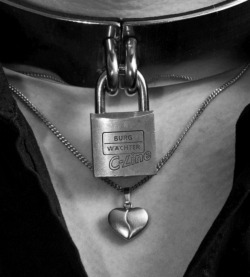 princessslave:  master-remus:  That incredibly arousing moment when you hear that faint “click”……………  Wow I want this collar! 