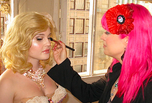 thisishersong:  Tarina Tarantino applying makeup to Kelly Osbourne .