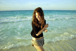 horadesonhar:  Menina, você é linda, acredite. Não deixe um idiota qualquer afetar o seu sorriso; não deixe um idiota qualquer borrar a sua maquiagem. Menina, levante-se dessa cadeira e corra atrás dos seus sonhos. E lembre-se: lute apenas por aquilo