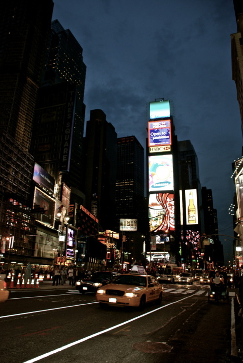 fuckyeahphotography:  Big City Lights http://symphonicsymphonies.tumblr.com/ 