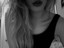 collarbonezone:  collarbones and lips hipster now?  collarbones&lt;3