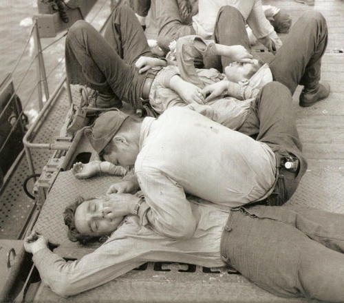 wehadfacesthen:WWII, relaxing on board ship  (via loverofbeauty)