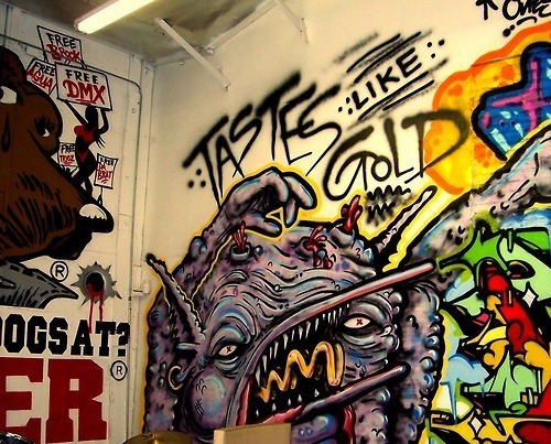 sellyourselfshort:  Someone needs to come do something similar on my wall. 