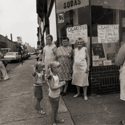 untitled photo by Elinor Cahn, 1975