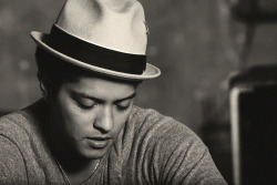 sertanejo:   Eu sei que não sou perfeito, mas no final do dia, quem é? - Bruno Mars  