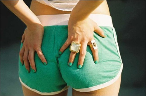  Quem escolhe uma mulher pela bunda, merece ter um relacionamento de bosta.  