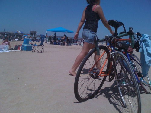 iggy-cortes: My bike likes the beach