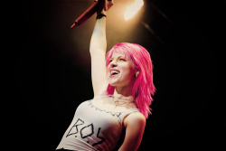  O tempo passou e eu mudei. Mudei porque amadureci, porque passei por tantas diversões e experiências, que consegui aprender com meus próprios erros.                                     Hayley Williams 