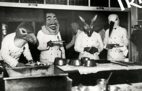 antologia: Carnaval, gemaskerde obers / Mardi Gras, waiters wearing masks (by Nationaal Archief)