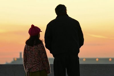    Pai, pode ser que daqui a algum tempo haja tempo pra gente ser mais, muito mais que dois grandes amigos, pai e filho talvez. Pai, pode ser que daí você sinta qualquer coisa entre esses vinte ou trinta, longos anos em busca de paz. Pai, pode crer,