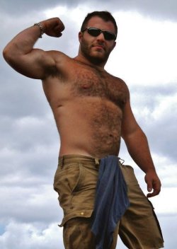 beardsogbears:  guysthatgetmehard:  i could