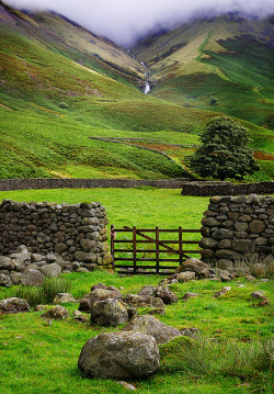 nicolettabrunellielli:  allthingseurope:  Lake District, England (by Michael)  Makes me think of Beatrix Potter, and V for Vendetta P:   