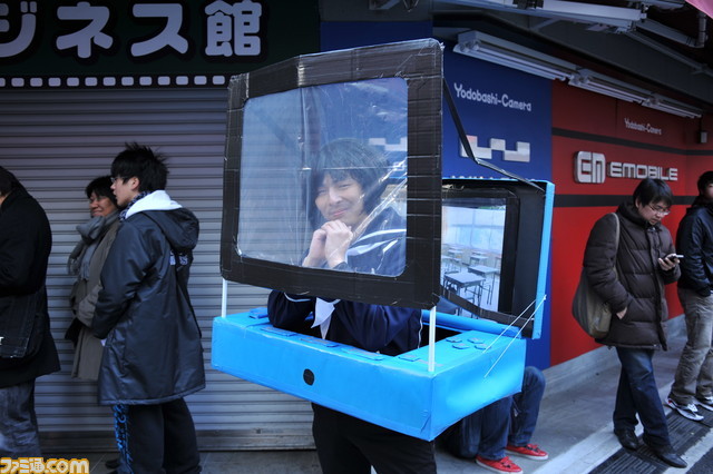 Megwin’s 3DS guy shows up at Yodobashi Camera in Shinjuku. Considering that they ran a video series about trying to preorder 3DS systems, it’s natural to find one of the dudes from the videos in line for a system on launch day.
In costume.
Bonus...