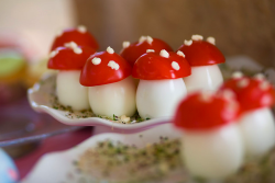 gastrogirl:  egg and tomato ‘mushrooms’