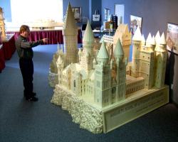 1300-kiss-my-ass:  ashunscripted:  “…reproduction of the Hogwarts School of Witchcraft and Wizardry, made with over 600,000 matchsticks.”   I WANT THIS IN MY ROOM!