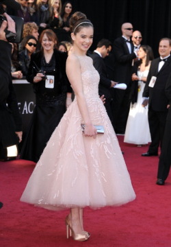 suicideblonde:  Hailee Steinfeld at the Oscars