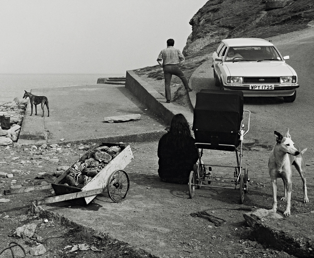 Crabs and People, Skinningrove, North Yorkshire photo by Chris Killip, 1981