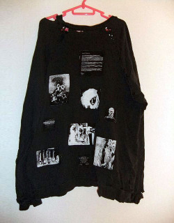 blvckpvssy:  lacollectionneuse:  distressed manic street preachers jumper • raf simons12,000円  For fashion follow Blvckpvssy 