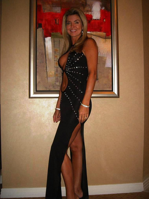 swingersdreams:  Total smoking MILF smirkindfw:  MILF!   What the acronym MILF was invented for