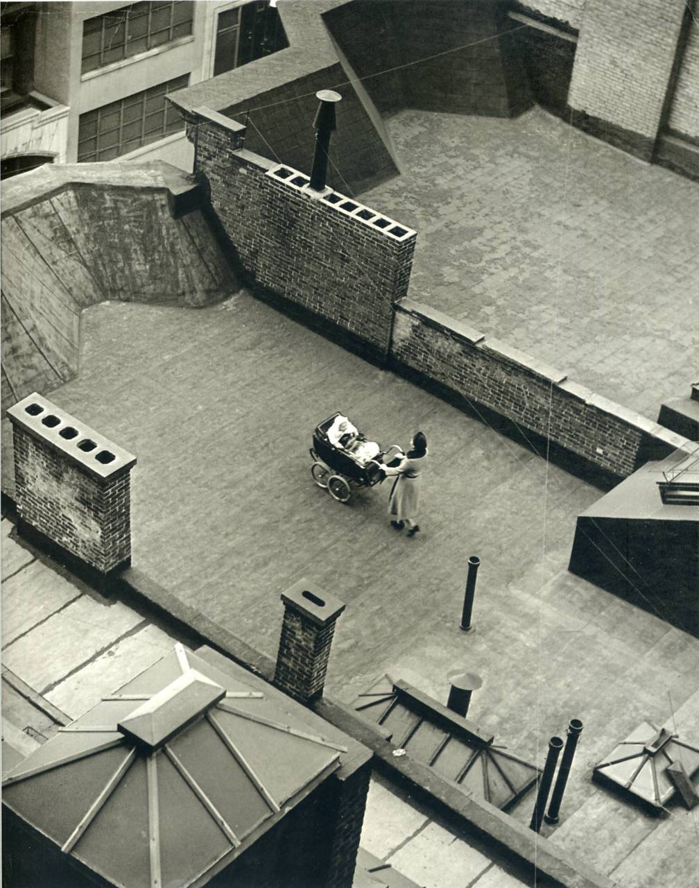 Roof Baby photo by Martin Munkácsi, 1940via: pianonecktie