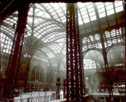 Repmekevets:  Penn Station, Interior, Manhattan. (By New York Public Library) 