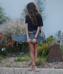 dirtyloveandglitter:  aw hey american shorts and a board what would ya knowww 