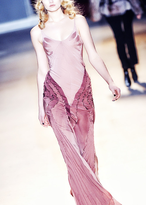 brooklyndoll: modeavenueparis: Zac Posen Fall/Winter 2011/2012 | Paris Love this Zac Posen Dress 