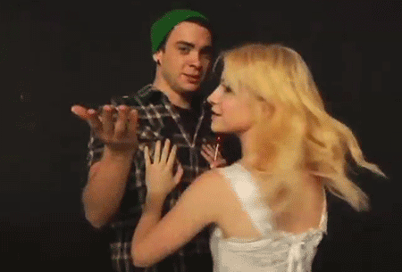teamparamore:  wtfisinnerbeauty:  i miss her blonde hair. :P  Hayley and Taylor, watcha guys doing? xD 