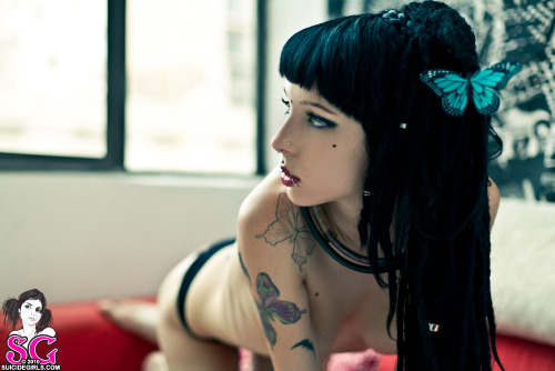 siryn:  Devushka - Love Strokes 