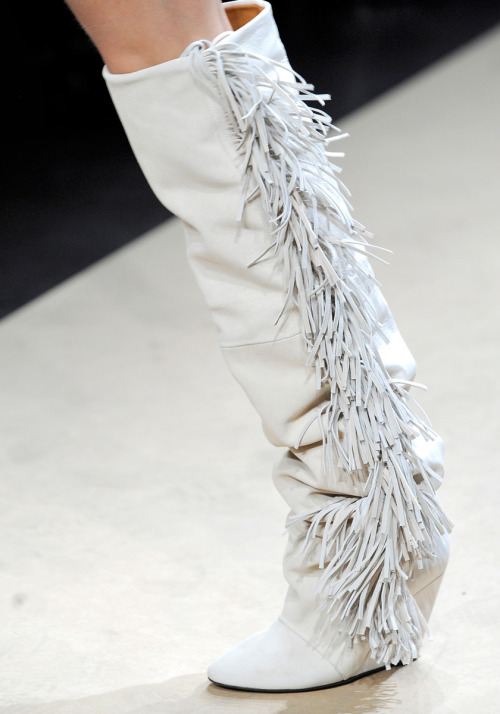 darklamb:Isabel Marant A/W 2011 (image via vogue.com)pocahontas, version francais.