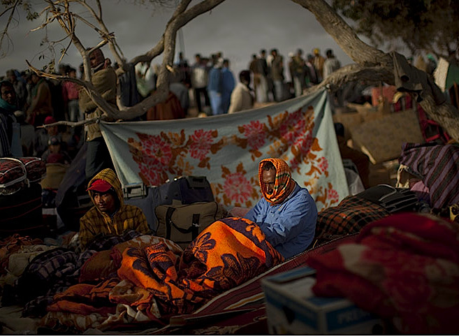 kateoplis:
“ Refugee camp at the Tunisia-Libyan border (Emilio Morenatti/AP)
”
Profound crisis rendered in to art. This is a beautiful photograph of a human catastrophe.