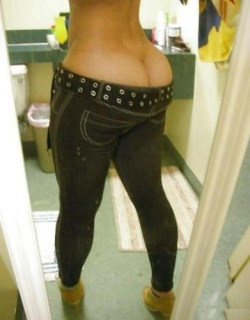 whysothick:  skinny jeans…..ONLY FOR CHICKS!!!!