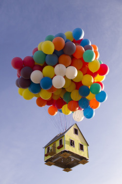 aclockworkorange:  Up-Inspired Floating House Yesterday morning, March 5, at dawn, National Geographic Channel and a team of scientists, engineers, and two world-class balloon pilots successfully launched a 16’ X 16’ house 18’ tall with 300 8’