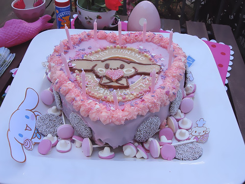 eleven-eleven-wish:  I think I would cry if anyone tried eating this cake :3